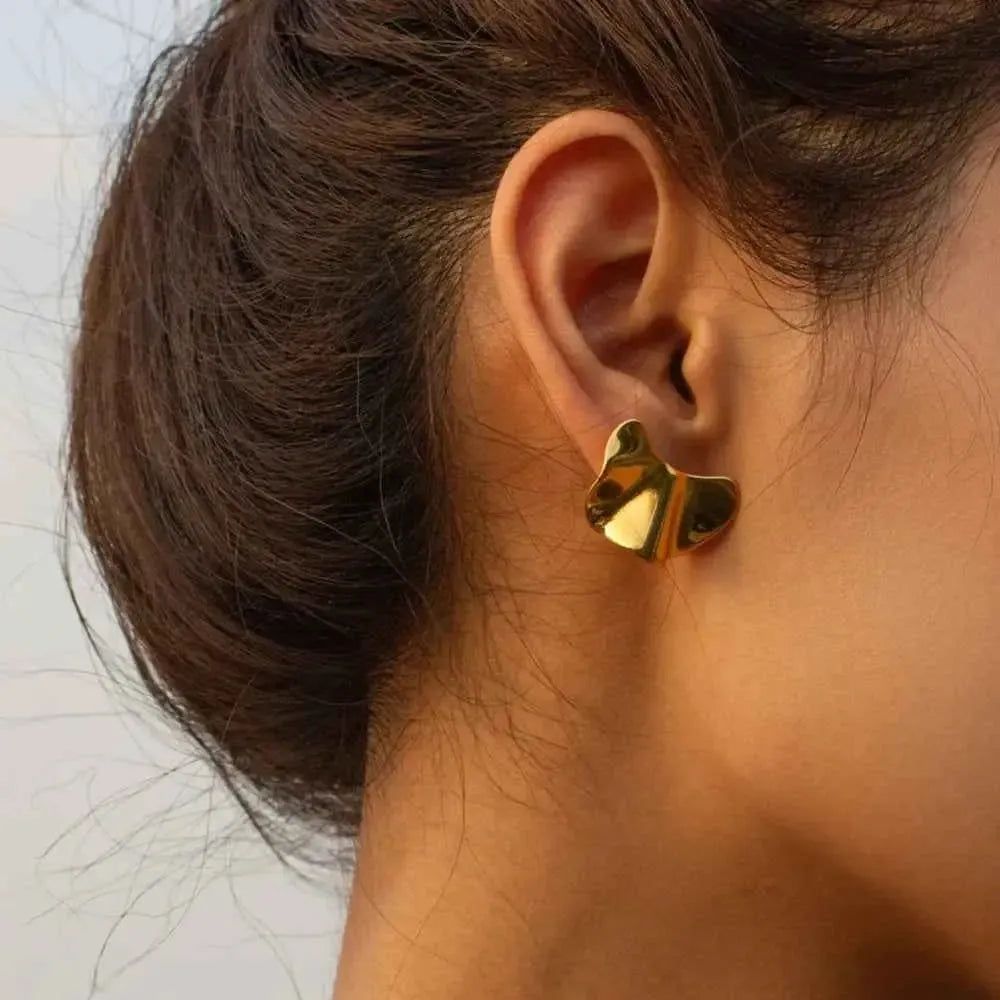 Bold Shapes, Pure Gold Elegance