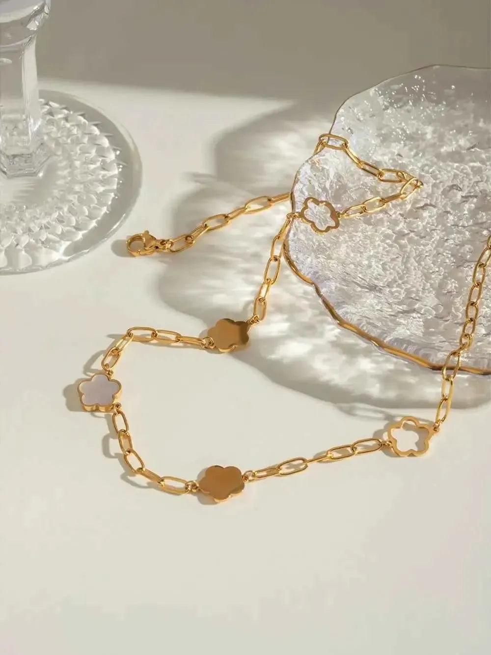 Mother‑of‑Pearl Flower Gold Necklace