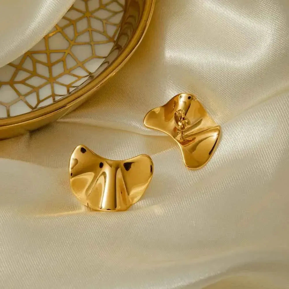 Bold Shapes, Pure Gold Elegance