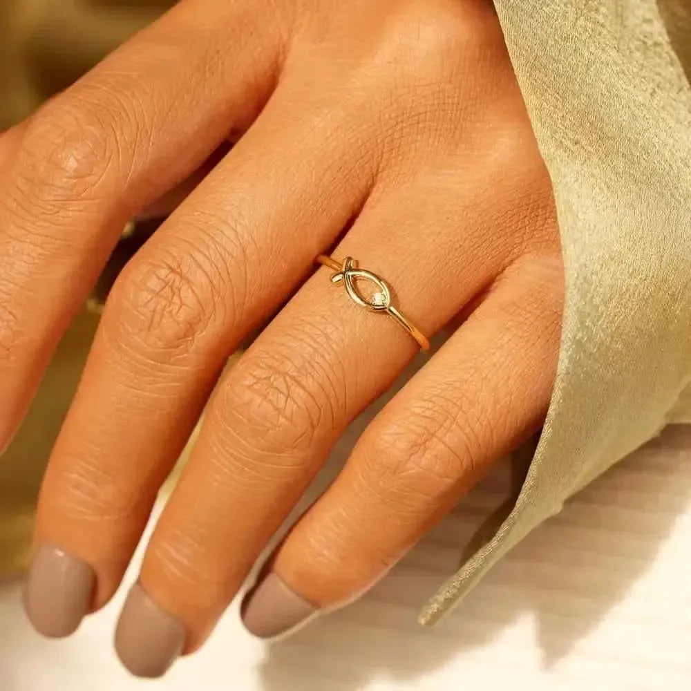 Zircon Fish Ring – 925 Silver Elegance