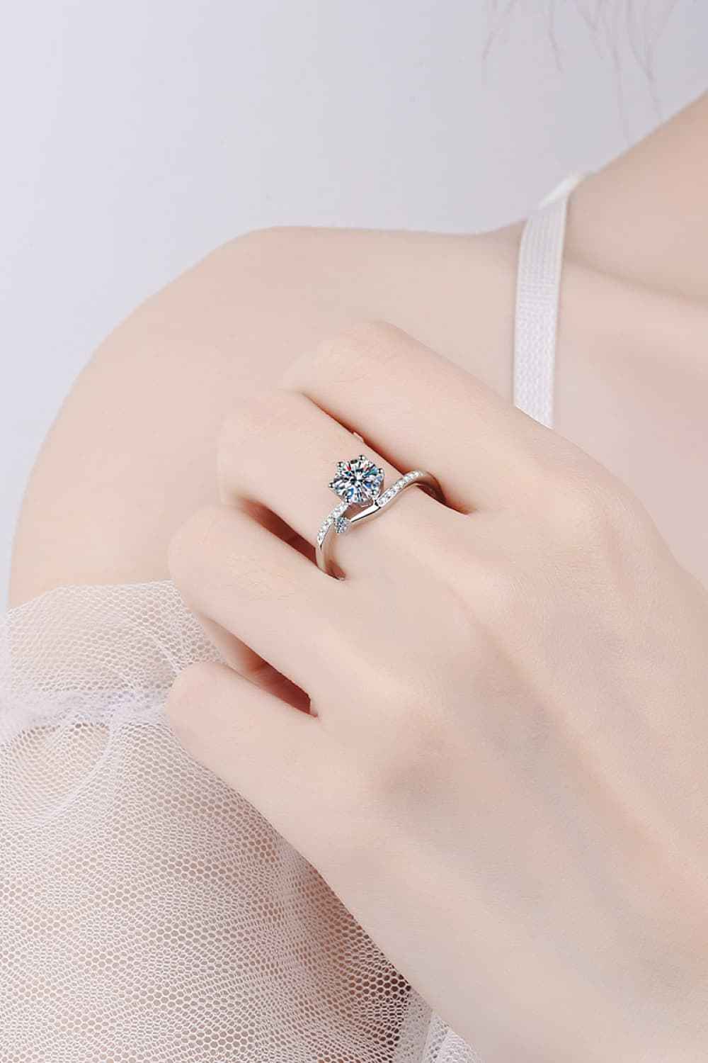 1 Carat Elegant Twist Moissanite Jewelry