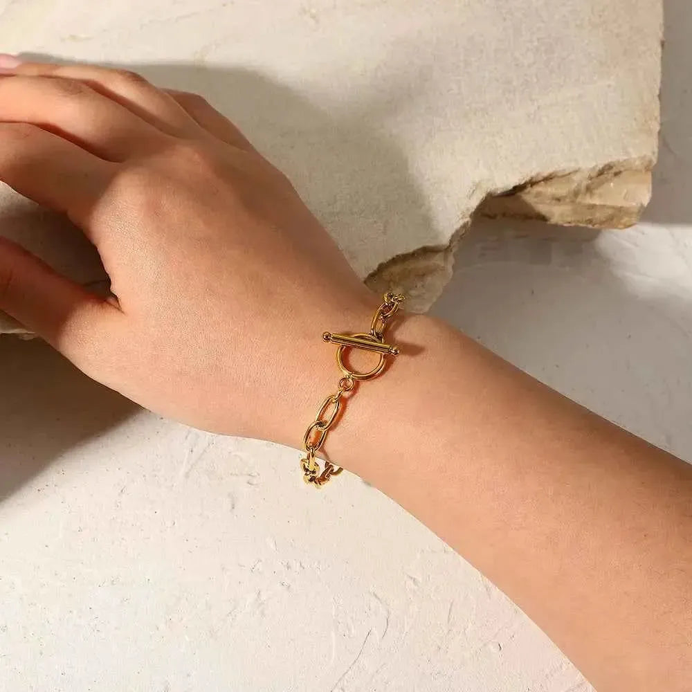 Luxurious Toggle Closure Chain Bracelet