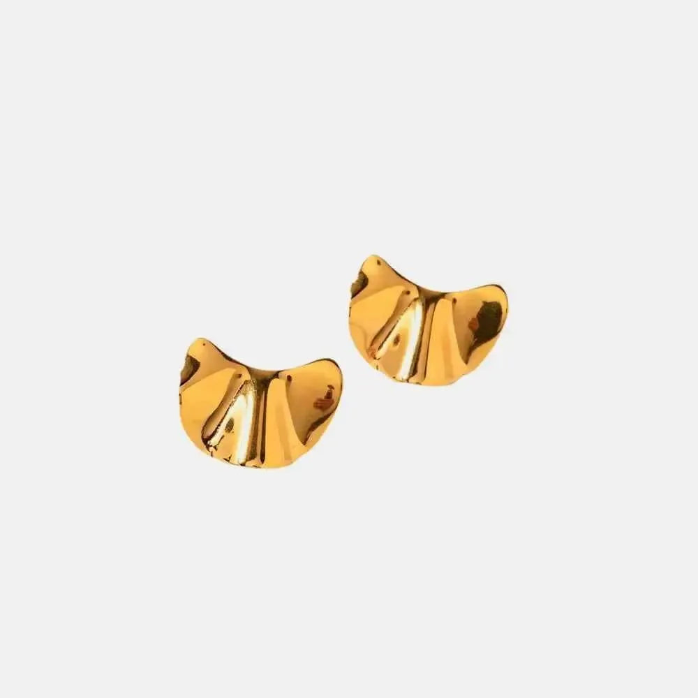 Bold Shapes, Pure Gold Elegance