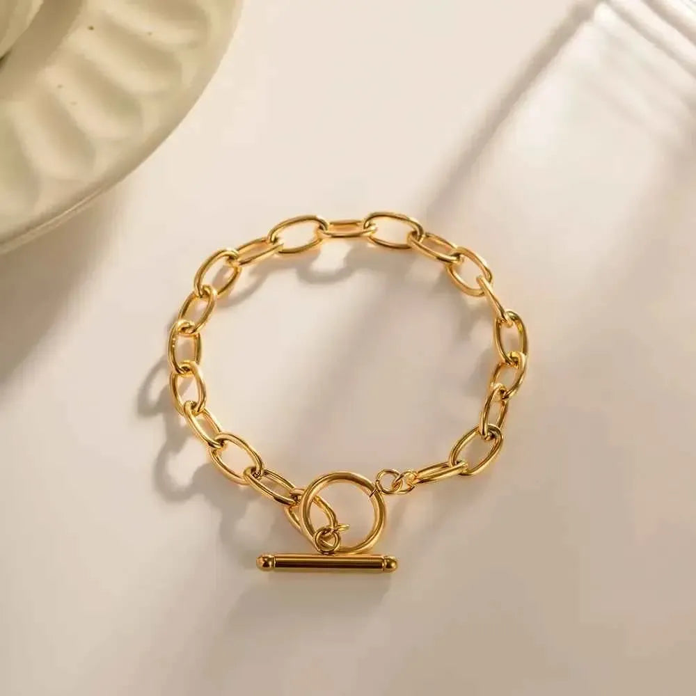 Luxurious Toggle Closure Chain Bracelet