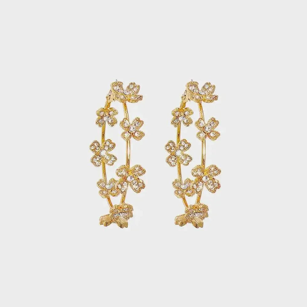 Glamorous Shine in a Chic Loop
