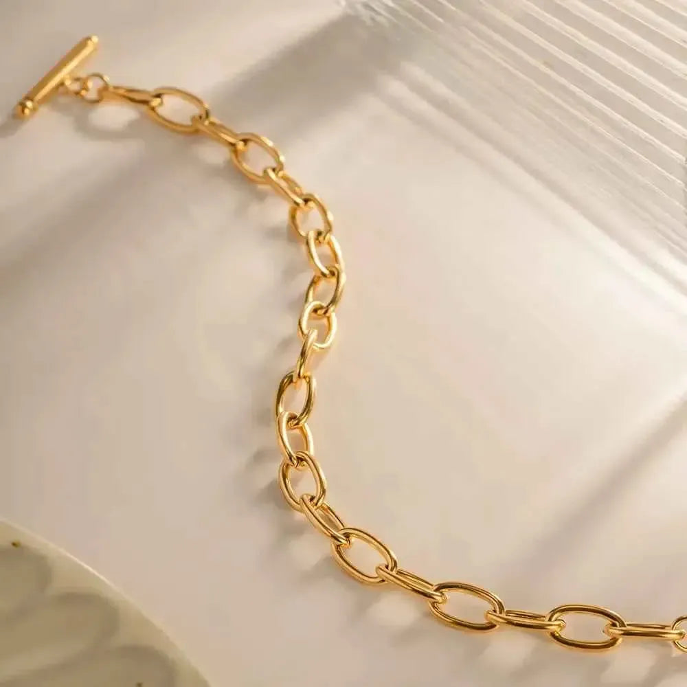 Luxurious Toggle Closure Chain Bracelet