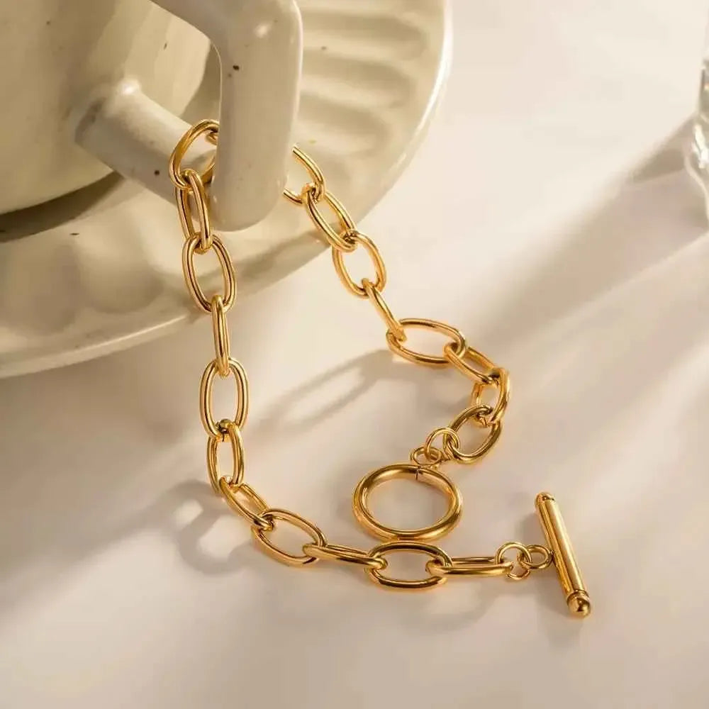 Luxurious Toggle Closure Chain Bracelet